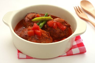 Domates sosu ile haşlanmış köfteler