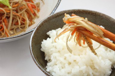 Sote dulavratotu kök ve havuç pirinç ile Japon yemekleri