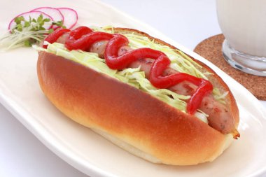 Sosisli sandviç süt ile