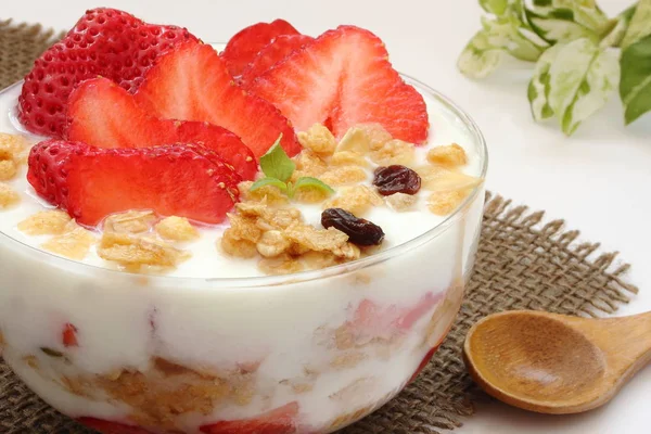 Tazón de desayuno con yogur, granola o muesli — Foto de Stock