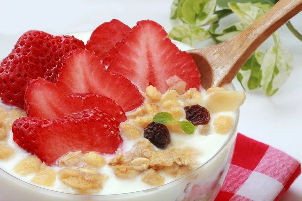 Tazón de desayuno con yogur, granola o muesli — Foto de Stock