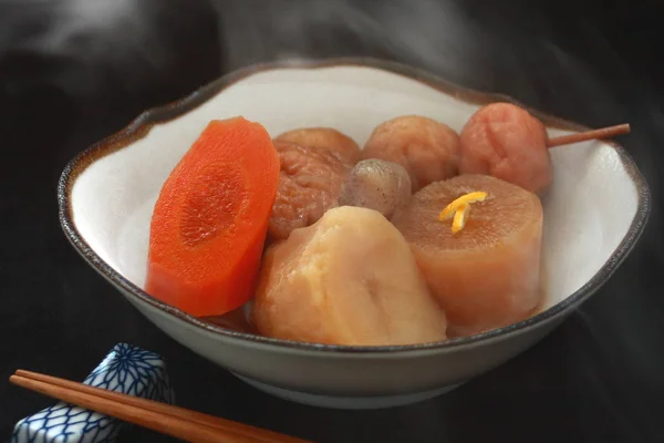 In Brühe geschmorte Zutaten, japanisches Essen — Stockfoto