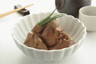 Simmered tavuk kolu ile Sake Japon yemekleri