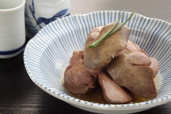 Palanca de pollo cocida a fuego lento con sake, comida japonesa — Foto de Stock