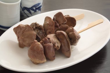 Izgara tavuk kolu bir şiş Yakitori ve Sake, Japon yemekleri