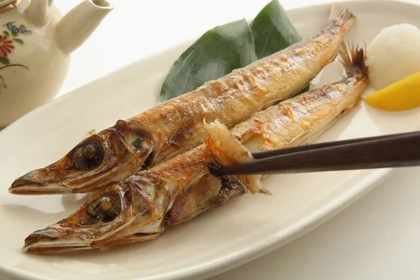 Жареная сушеная рыба, японская еда — стоковое фото
