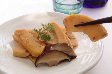 Bambu sürgünleri simmered yemek yemek çubukları ve Sake, Japon yemekleri ile