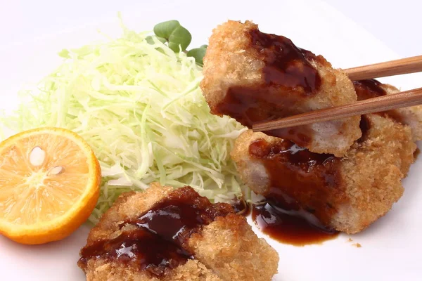"Tonkatsu "; Costeleta de porco assada e frita profunda, comida japonesa — Fotografia de Stock