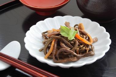 Simmered yenilebilir yabani bitkiler Royal Fern ve Sake, Japon yemekleri