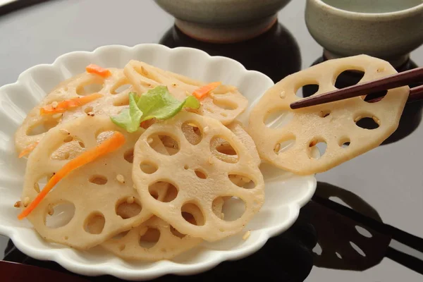 Raíz y sake de loto cocido a fuego lento, comida japonesa — Foto de Stock