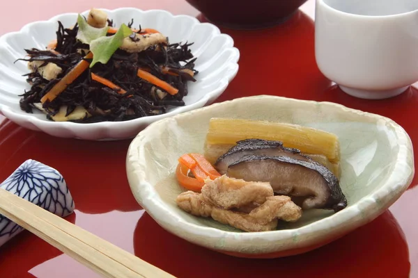Овощи и водоросли с сакэ, японская еда — стоковое фото