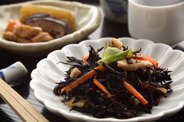 Hortalizas a fuego lento y algas marinas con sake, comida japonesa — Foto de Stock