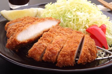 Derin kızarmış domuz Loin göğsü salatası ile ve limon, Japon gıda