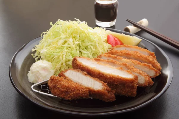 Derin kızarmış domuz Loin göğsü salatası ile ve limon, Japon gıda