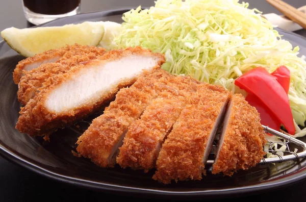 Costeleta de lombo de porco frito profundo com salada e limão, comida japonesa — Fotografia de Stock