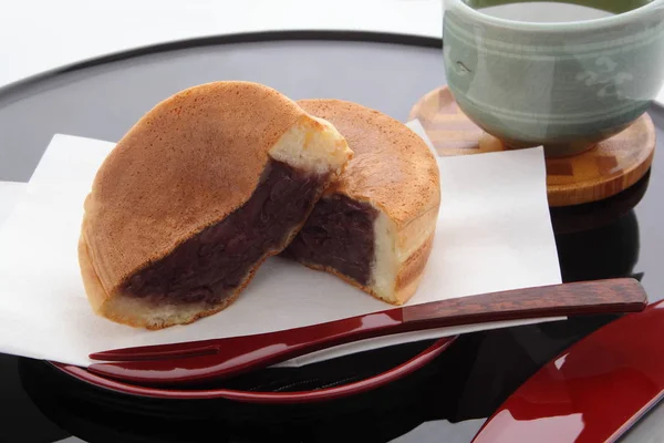 Pastel de forma redonda que contiene pasta de frijol rojo, dulces japoneses Fotos De Stock Sin Royalties Gratis