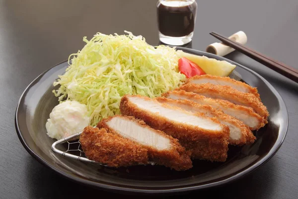 Costeleta de lombo de porco frito profundo com salada e limão, comida japonesa Imagem De Stock