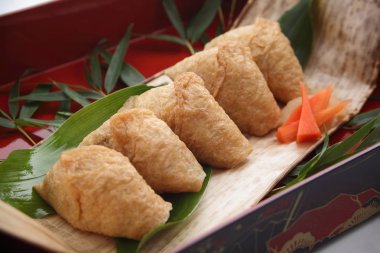 Inari suşi kızarmış Tofu beslenme çantası, Japon yemekleri içinde sarılı