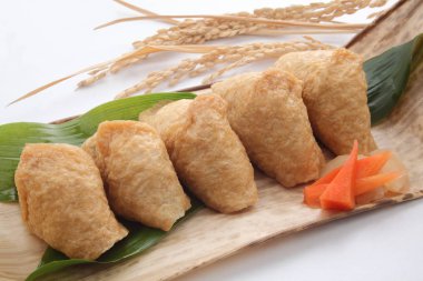 Inari suşi kızarmış Tofu beslenme çantası, Japon yemekleri içinde sarılı
