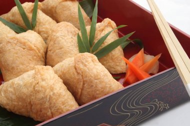 Inari suşi kızarmış Tofu beslenme çantası, Japon yemekleri içinde sarılı