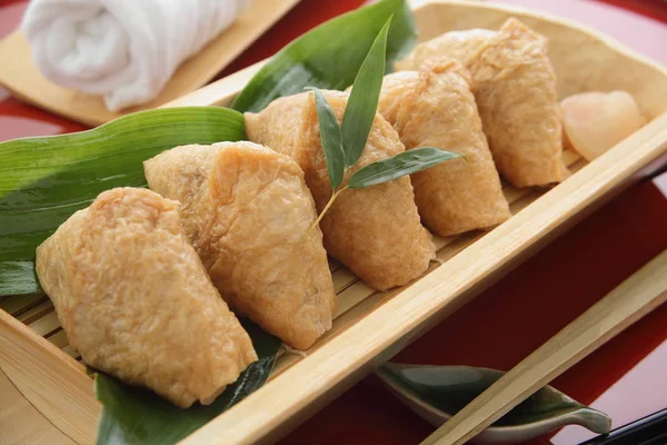 Inari Sushi in gebratenem Tofu, japanisches Essen — Stockfoto