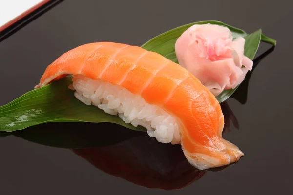Lachssushi 1 Stück, japanisches Essen — Stockfoto