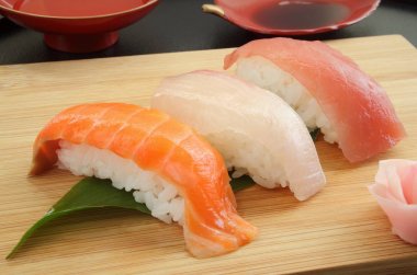 Suşi tabağı Sake ile karışık Japon yemekleri