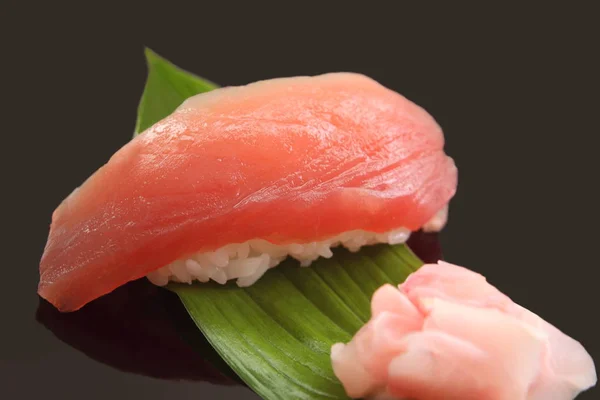 Thunfisch-Sushi 1 Stück, japanisches Essen — Stockfoto