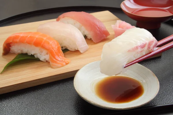 混合寿司盘和清酒，日本食品 — 图库照片