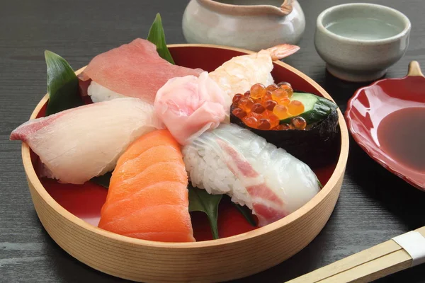 Gemischte Sushi-Platte mit Sake, japanisches Essen — Stockfoto