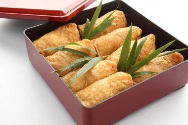 Inari suşi kızarmış Tofu beslenme çantası, Japon yemekleri içinde sarılı