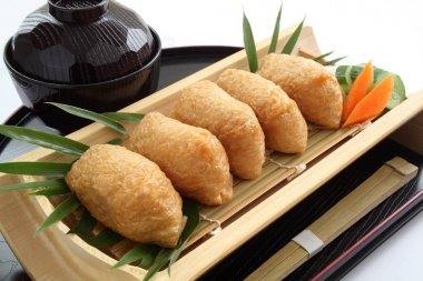Inari suşi sarılmış kızarmış Tofu ve Miso çorbası, Japon yemekleri