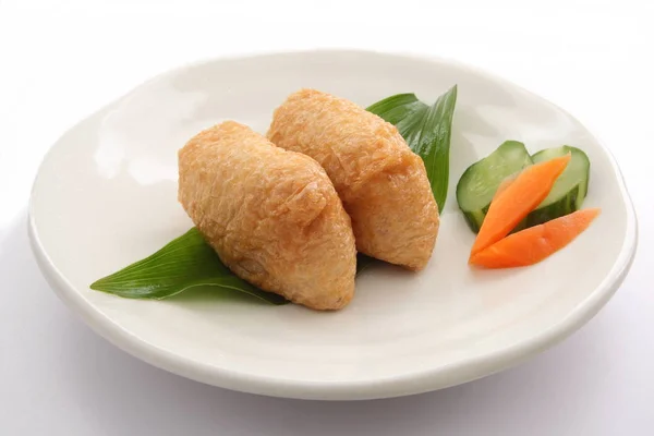 Inari Sushi avvolto in tofu fritto e sottaceti giapponesi, cibo giapponese — Foto Stock