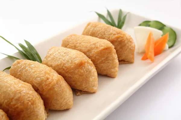 Inari Sushi avvolto in tofu fritto e sottaceti giapponesi, cibo giapponese — Foto Stock