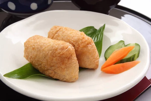 Inari Sushi owinięte w smażone Tofu i ogórki japoński, Japoński żywności — Zdjęcie stockowe