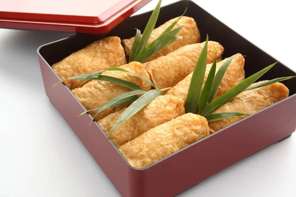 Inari Sushi embrulhado em tofu frito em lancheira, comida japonesa Fotografia De Stock