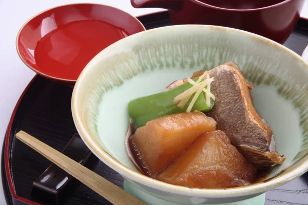 Hortalizas y pescados a fuego lento con sake, comida japonesa — Foto de Stock