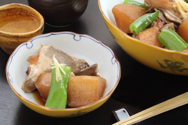 Овощи и рыба с сакэ, японская еда — стоковое фото