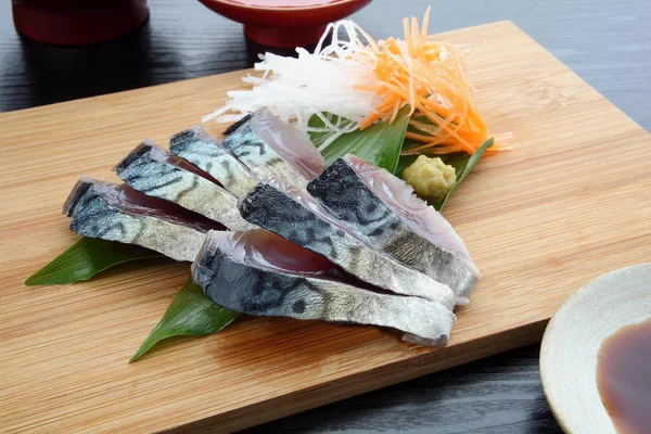Cuka-ed Mackerel dengan Wasabi dan Sake Jepang, Makanan Jepang — Stok Foto