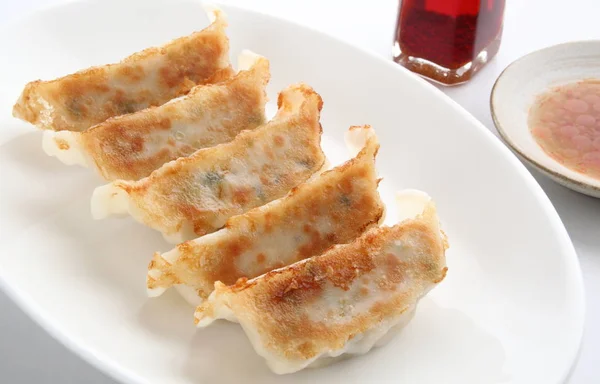 Garnek naklejki z sosem Dumpling i Chili olej — Zdjęcie stockowe