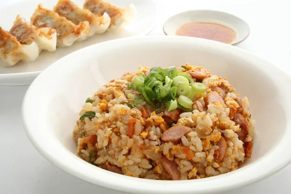 Жареный рис и кастрюли, китайская еда — стоковое фото