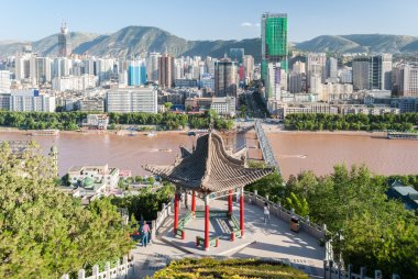 Önünde geleneksel bir tapınak bulunan Lanzhou (Çin) panoramik manzarası