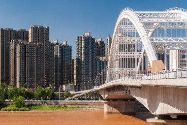 Lanzhou (Çin'de sarı nehir Yuantong köprüden)