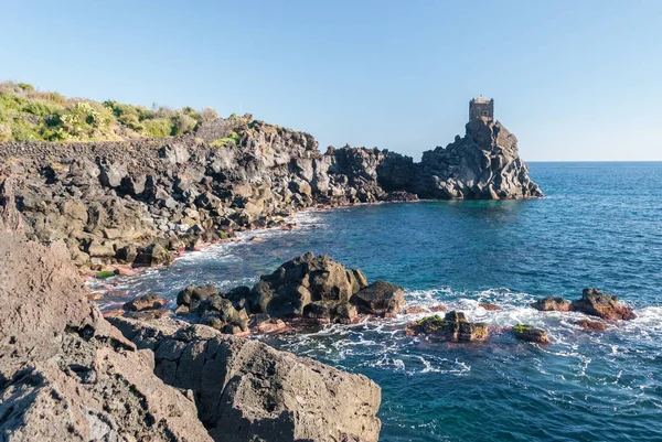 多岩石的海岸线的熔岩悬崖附近阿瑟瑞尔 （西西里） 与背景的瞭望塔 — 图库照片