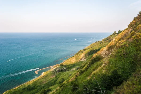 圣巴托，附近佩萨罗山沿海岸线 — 图库照片