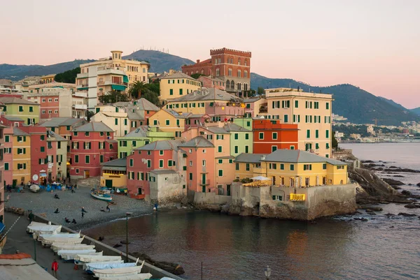 Boccadasse, un pequeño distrito marítimo de Génova, durante el crepúsculo — Foto de Stock