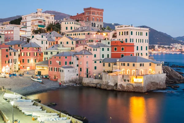 Boccadasse, ein kleiner Seebezirk in Genua, in der Dämmerung — Stockfoto