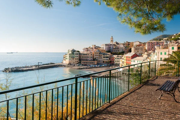 Panoramautsikt över Bogliasco, små havet by nära Genua (norra Italien) — Stockfoto
