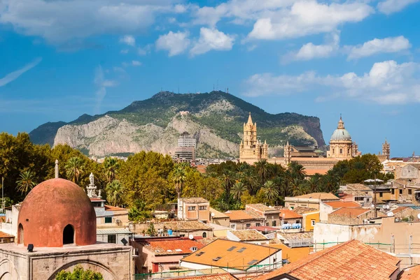 Panoramisch uitzicht van Palermo met haar kathedraal en de Monte Pellegrino op de achtergrond — Stockfoto