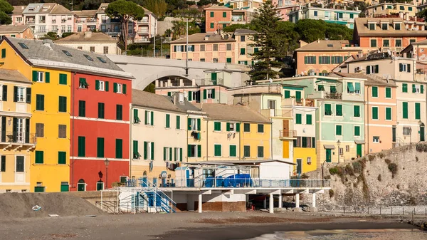 Casas coloridas típicas em frente ao mar de Bogliasco, perto de Génova — Fotografia de Stock